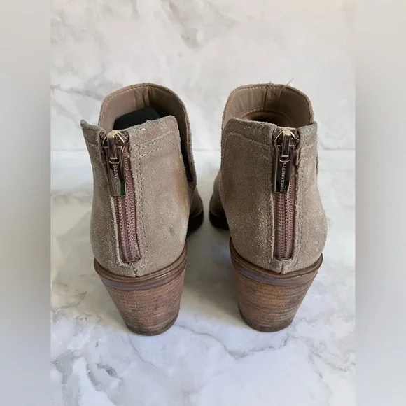 VINCE CAMUTO Reggie Tan Suede Pointed Toe Heeled Ankle Booties Size 6 - Picture 3 of 10